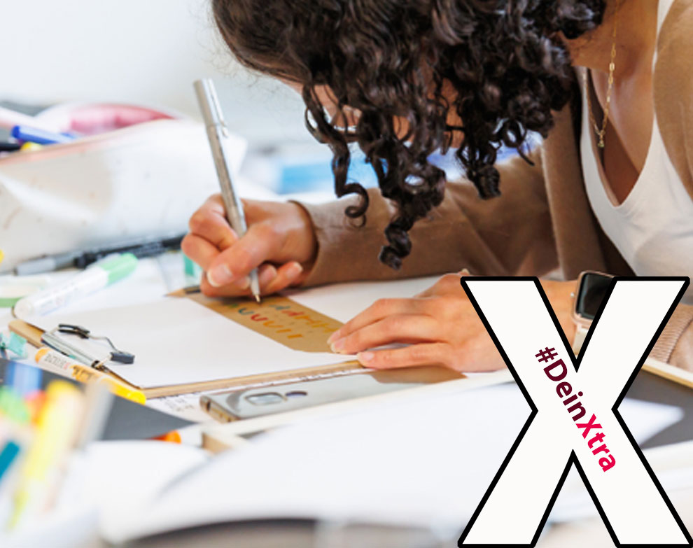 © Schriften Vielfalt #DeinXtra | Bild zeigt eine Frau, die schreibt. © Schriften Vielfalt