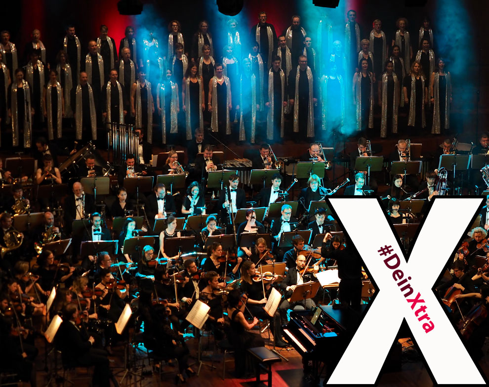 #DeinXtra © OrSo: Bild zeigt einen Konzertauftritt, vorne das Orchester, hinten der Chor.